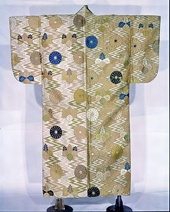 能装束〈紅萌葱地山道菊桐文片身替唐織／〉