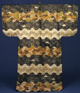 黒紅染分綸子地松皮菱段模様繍箔小袖