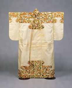 能装束〈白地桐竹鳳凰桜芦文繍箔肩裾／〉