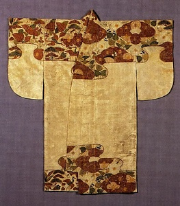 白地松鶴亀草花文繡箔肩裾小袖