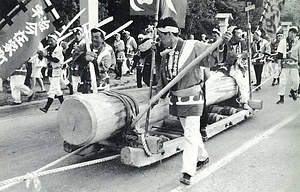 伊勢の「お木曳き」行事