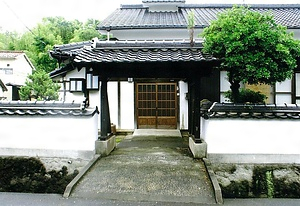 藤田佳宏家住宅表門及び土塀