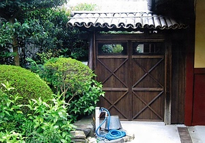 河合家住宅露地門及び仕切り塀