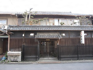 旅館薫楽荘門及び塀