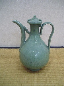 青磁牡丹文水注