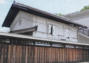 森田家住宅前の蔵