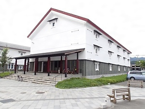 蔵楽（旧宮内繭市場繭蔵）三号館