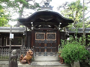 小西朝陽館唐門及び脇塀