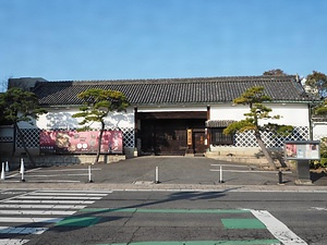 林原美術館長屋門