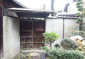 市川家住宅（旧亀岡家別荘）南中門