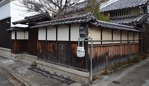 旧布江田家住宅（はる家ならまち）表門及び塀