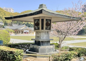 福岡縣護国神社北手水舎兼灯篭