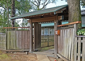 よろこび寮表門